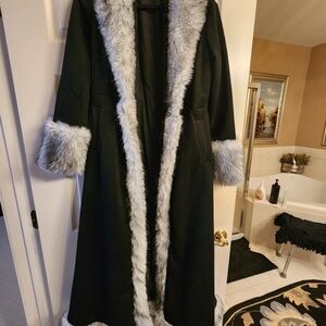 SHEIN Elegant Black Cape with Silver Faux Fur Trim